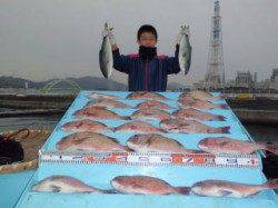 マリーナシティ海上釣り堀、ファミリーで大漁♪大漁♪