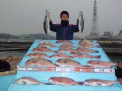 マリーナシティ海上釣り堀、ファミリーで大漁…