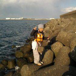 探り歩きに軍配！ 食コン沖向きテトラの穴釣り釣果