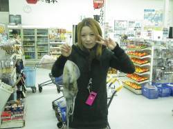 椿でエギング あきらめずシャクって５ハイの…