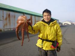 朝の兵突タコエギでなんと１．５ｋはあるタコ…