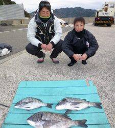 ヒラバエでフカセ釣り　チヌ3匹