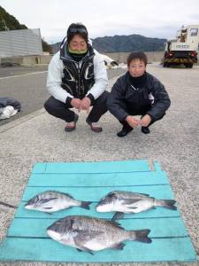 ヒラバエでフカセ釣り　チヌ3匹