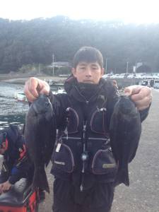 お昼からバタバタと釣れていましたヨ！萩尾グ…