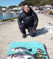 神谷一文字、フカセでヒラスズキ釣れています♪