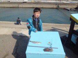 マリーナ海釣り公園、投げでキス・エギングでコウイカのKIDS釣果☆