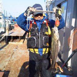 旧の白灯台でスズキ72センチ！！