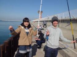 マリーナシティ海釣り公園、イワシ爆釣中！！…