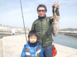 マリーナシティ海釣り公園、エギングでコウイ…
