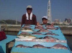 おじいちゃんと一緒に海上釣り堀！マダイ大漁！