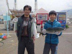 マリーナシティ海洋釣り堀、ファミリーでっかい魚釣ったぞー！！