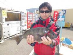 マリーナシティ海釣り公園、オキアミフカセで…