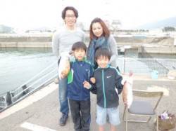 マリーナシティ海洋釣り堀、ファミリーで体験…