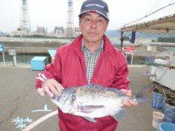 マリーナシティ海釣り公園、ブッコミで年無し釣れました♪