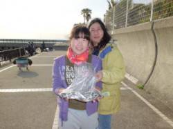 マリーナシティ海釣り公園、ファミリーでイワ…