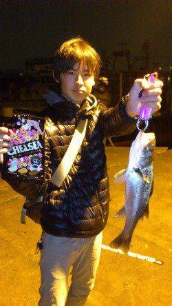 舞洲でシーバス、雨の日のヒットカラーはホワイトでした。