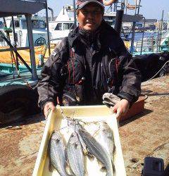 沖の北でもハネ好釣♪　50cmオーバーも♪