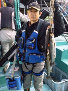 旧の赤灯台・旧の白灯台、午前のハネの釣果☆