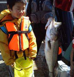 【30日】旧の白灯台の釣果情報・74cmのスズキの姿も♪