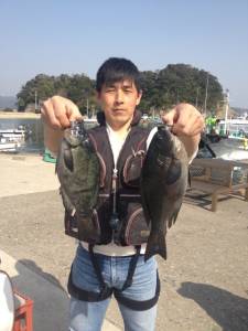 串本の磯 30cm中盤グレがフカセであがっ…