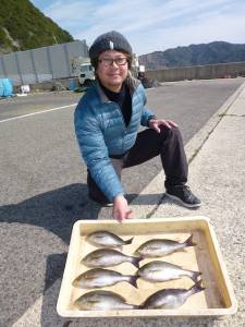 沖一文字内向きでカゴ釣り、イサギが良く釣れ…