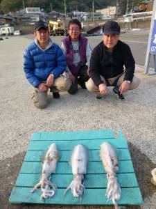 工場裏の波止 ヤエンでアオリイカ3バイ