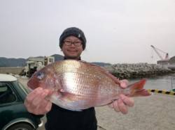 沖一文字外向き・内向き共にカゴ釣りでマダイ…