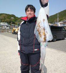 工場裏でヤエン釣り、キロアップ ↑ のアオリイカ！！