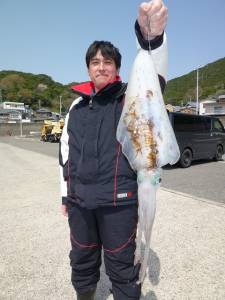 工場裏でヤエン釣り、キロアップ ↑ のアオ…