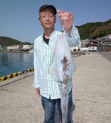 工場裏でヤエン釣り、キロアップ ↑ のアオリイカ！！