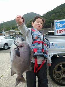 神谷沖一文字内向きでお子様がイシダイGET…