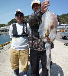 神谷工場裏でウキ釣り、アオリキロオーバー☆