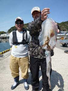 神谷工場裏でウキ釣り、アオリキロオーバー☆…