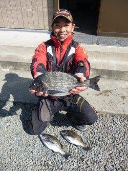 北風が強いですが…チヌ40cmを頭に3枚