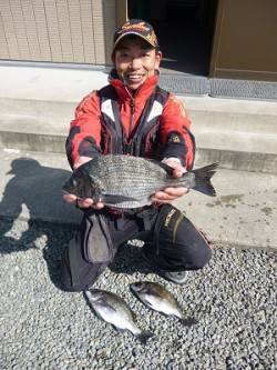 北風が強いですが...チヌ40cmを頭に3…