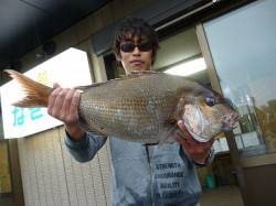 湯浅の磯、フカセ釣りで68cmのマダイキャ…