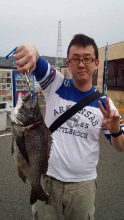 カゴ釣りでチヌ50cm！マリーナシティ釣り…
