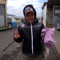 ファミリーで釣り堀、ハマチ釣れてお子さんもＶサイン！