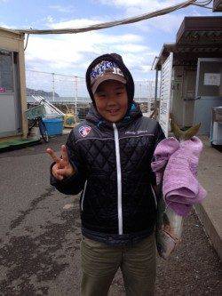 ファミリーで釣り堀、ハマチ釣れてお子さんもＶサイン！