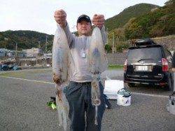 工場裏の波止 ヤエンでアオリイカ1.3～2.5Kg 2ハイ