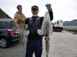 工場裏の波止 ヤエンでアオリイカ1.4kg…