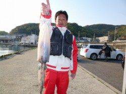 工場裏でヤエン釣り、3kgまであと少し、2.9kgのアオリGET ↑