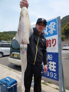 神谷一文字 エギングでアオリイカ2.1kg…