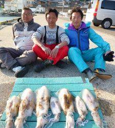 工場裏でヤエン、3人で7ハイのアオリの釣果☆