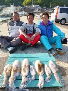 工場裏でヤエン、3人で7ハイのアオリの釣果…