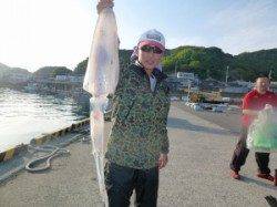 神谷一文字 ウキ釣りでアオリイカ1.3kg