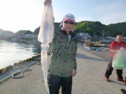 神谷一文字 ウキ釣りでアオリイカ1.3kg…