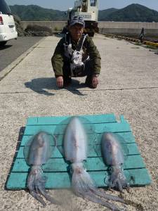 工場裏で出ました！！3.0kgアップのアオ…