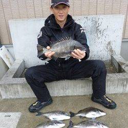 湯浅の磯、41cmを頭にチヌ6枚の釣果☆