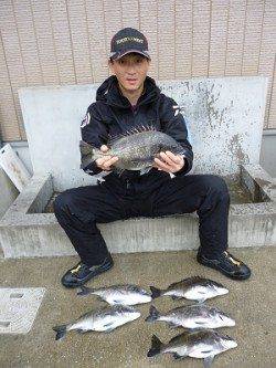 湯浅の磯、41cmを頭にチヌ6枚の釣果☆